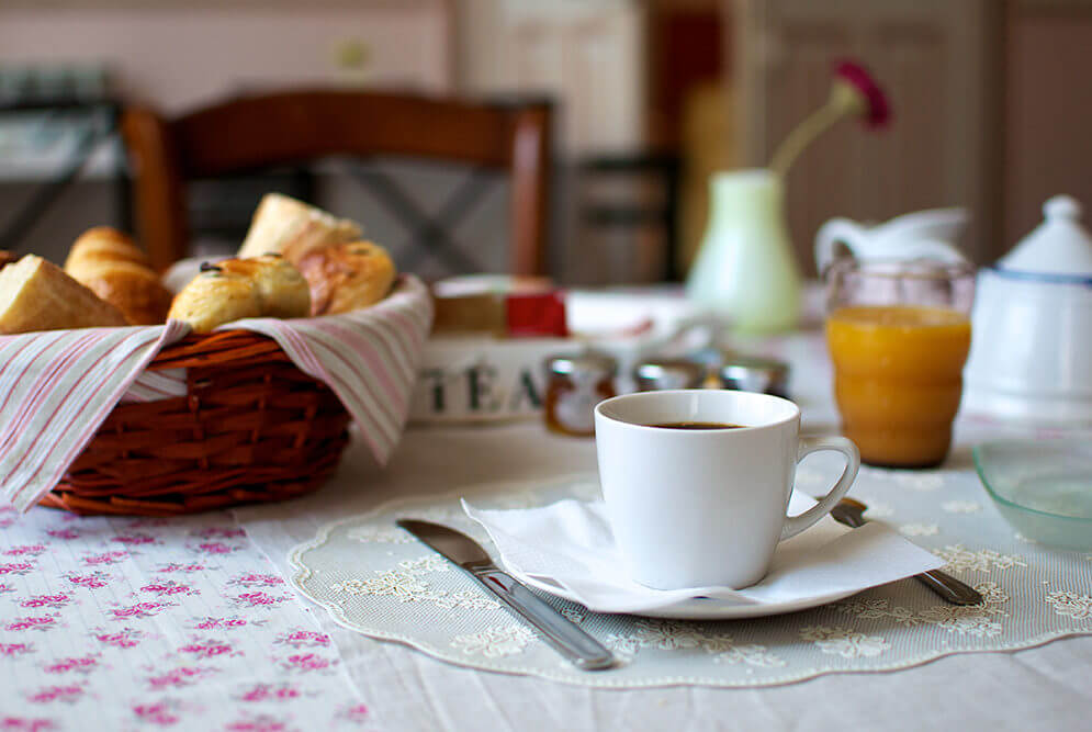 Petit déjeuner avec café et croissant à l'hôtel